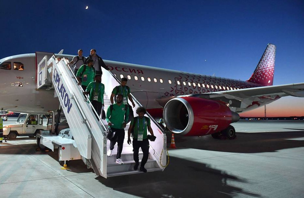 A seleção da Arábia Saudita levou um susto nesta segunda-feira (18), no voo de mais de 1.000 km de Moscou a Rostov, onde a equipe enfrenta o Uruguai nesta quarta-feira (20); uma das asas do avião pegou fogo por causa de um problema técnico, de acordo com a Federação Saudita de Futebol