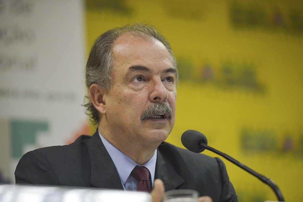 Brasília - O ministro da Educação, Aloizio Mercadante, participa do 1º Encontro Nacional dos Fóruns Permanentes de Educação, com o tema Direito à educação para sociedade democrática 