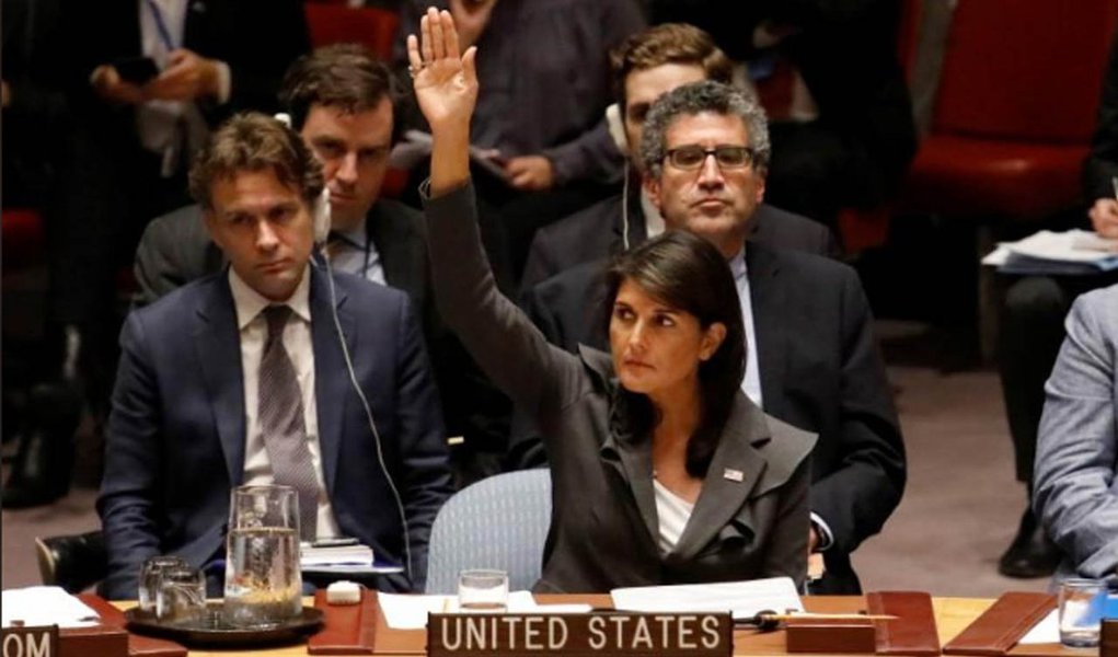 Estados Unidos se retiraram do Conselho de Direitos Humanos da ONU nesta terça-feira, depois que nenhum outro país "teve coragem de se juntar à nossa luta" para reformar o órgão "hipócrita", disse a embaixadora norte-americana na Organização das Nações Unidas, Nikki Haley; "Ao fazê-lo, quero deixar bem claro que este passo não é um recuo em relação aos nossos compromissos com os direitos humanos", afirmou Haley