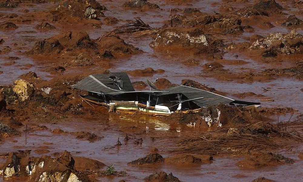 Casa soterrada por lama no distrito de Bento Rodrigues devido a rompimento de barragem da mineradora Samarco em Mariana (MG). 06/11/2016 REUTERS/Ricardo Moraes