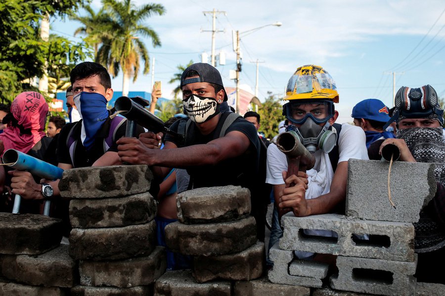 Demonstrators stand behind a barricade during clashes with riot police during a protest against Nicaragua's President Daniel Ortega's government in Managua, Nicaragua May 30, 2018. REUTERS/Oswaldo Rivas TPX IMAGES OF THE DAY