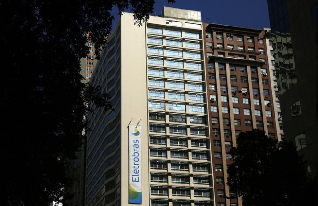 Existe uma forte pressão interna entre os acionistas privados e estrangeiros em retirar do país esse patrimônio que é estratégico na garantia da soberania nacional. Mais uma vez estamos no caminho do retrocesso