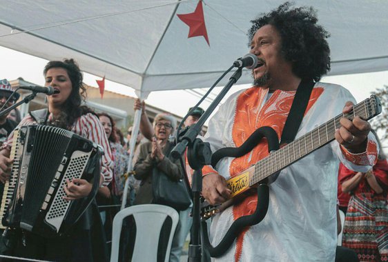Chico César canta por Lula livre