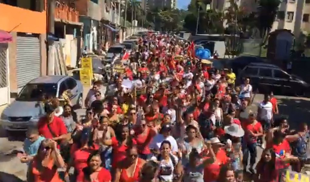 Uma manifestação em defesa da liberdade do ex-presidente Lula reuniu na manhã deste sábado, 21, milhares de pessoas no bairro de Heliópolis, na zona Sul de São Paulo; ato foi organizado pela militância da Unas, a Associação dos Moradores de Heliópolis