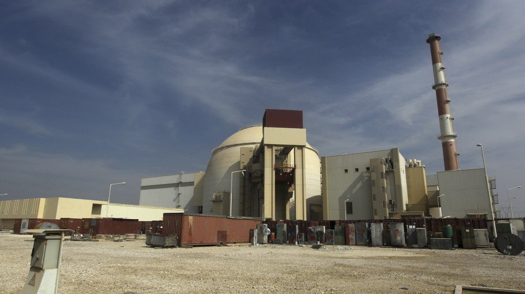 O ministro das Relações Exteriores iraniano, Mohammad Javad Zarif, afirmou que, caso os EUA abandonem o Plano de Ação Conjunto Global (JCPOA), ou seja, o acordo internacional acerca do programa nuclear de Teerã, e voltem a introduzir sanções contra o país, o Irã pode retomar o seu programa nuclear