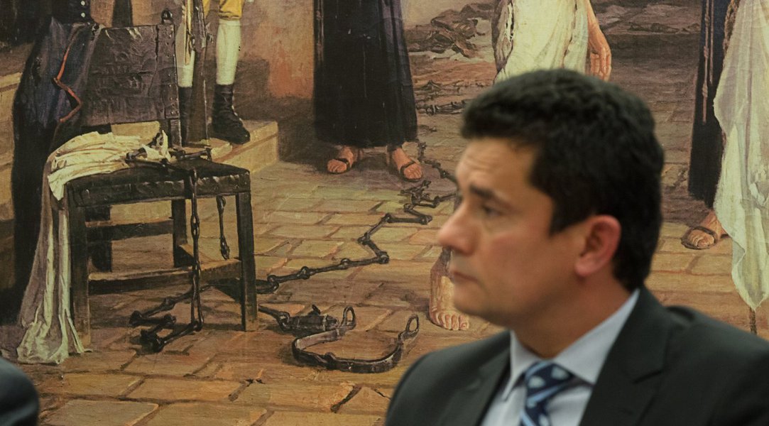 "Cento e vinte anos depois do grito de Emile Zola, eu acuso o juiz Sérgio Moro de encarniçamento contra Lula em nome de um projeto de brilho pessoal. Eu acuso Moro de querer aparecer e de forçar instituições a partir de uma visão ideológica seletiva. Eu acuso Sérgio Moro de ter sido investigador, acusador e juiz. Eu o acuso de, contrariando o princípio de distanciamento do julgador, ter formado equipe com o Ministério Público e a Polícia Federal, apoiado por parte da mídia, para desequilibrar o jogo político brasileiro", afirma o jornalista e professor universitário Juremir Machado Silva 