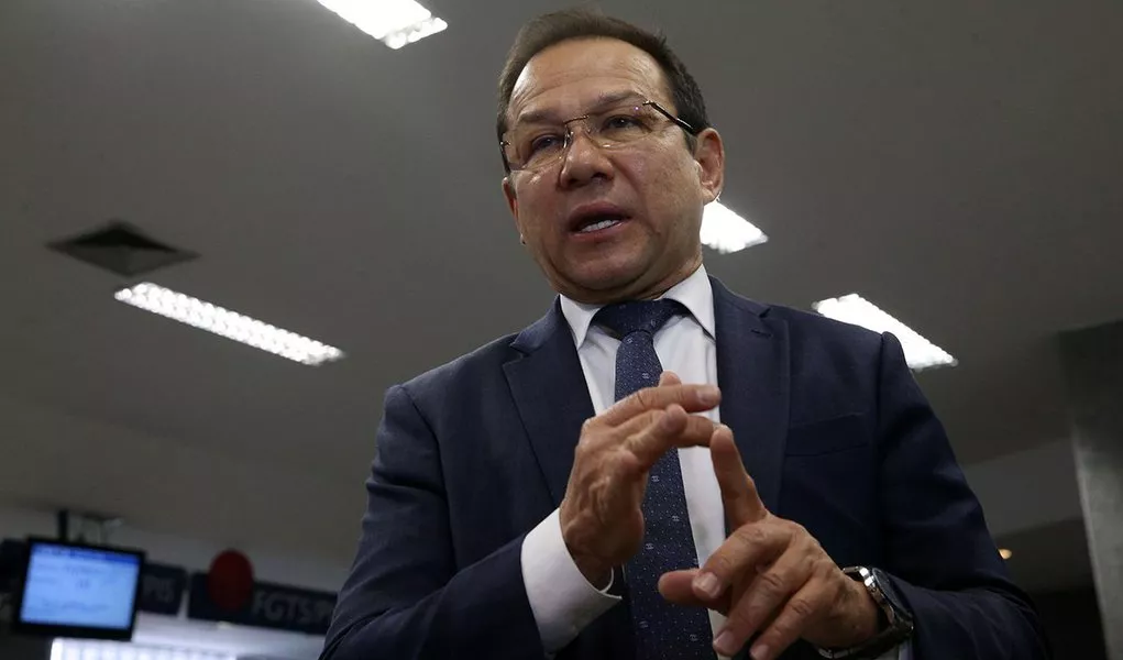 Brasília - O vice-presidente de Habitação da Caixa, Nelson Antônio de Souza, fala sobre a liberação do pagamento das cotas do PIS para pessoas com idade superior a 70 anos (José Cruz/Agência Brasil)