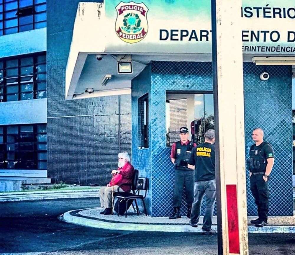 Eduardo Matysiak, autor da foto que mostra Leonardo Boff sentado na porta da Polícia Federal ao tentar visitar Lula e que está rodando o mundo, se diz contente com a repercussão da imagem, mas que ao mesmo tempo a cena o trouxe uma sensação de "tristeza e impotência". "É horrível o que fizeram"