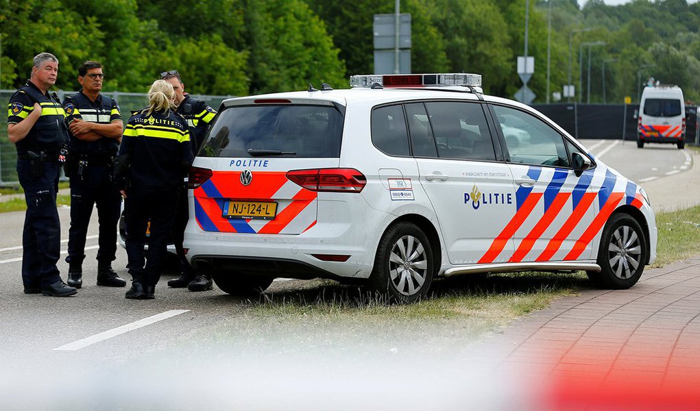 Policiais próximos do local de atropelamento em Landgraaf, na Holanda 18/06/2018 REUTERS/Thilo Schmuelgen