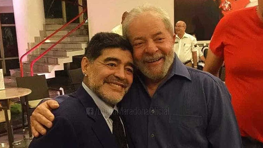 O craque argentino Diego Armando Maradona, que está em Moscou acompanhando a Copa do Mundo falou a respeito da situação política brasileira; "Os corruptos, lamentavelmente, vencem algumas batalhas, mas as guerras dos países são vencidas por aqueles que realmente querem bem ao povo. A presidência foi roubada de Lula", afirmou