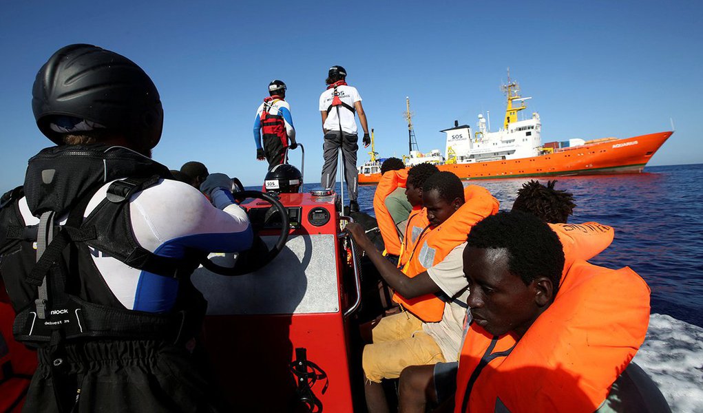 Imigrantes resgatados pela SOS Mediterranee 14/09/2017 REUTERS/Tony Gentile