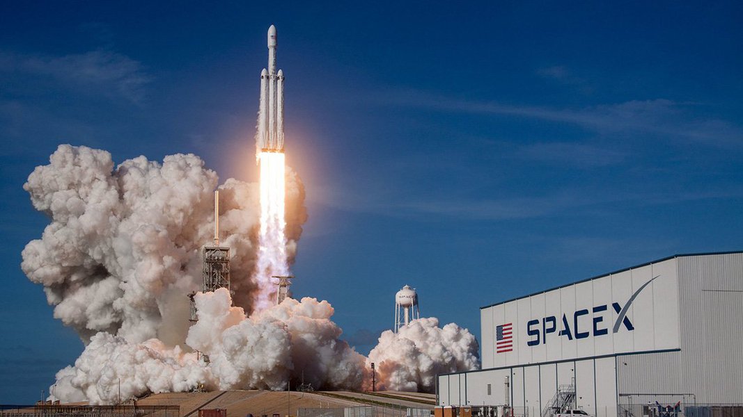 O prefeito de Los Angeles confirmou os relatos de que a SpaceX construirá seu maior foguete, o BFR, no Porto de Los Angeles; anunciado em setembro do ano passado, a companhia pretende que o BFR substitua seus foguetes Falcon 9 e Falcon 9 Heavy; “Poderia eventualmente transportar a humanidade para Marte ou ser usado para transporte ponto a ponto na Terra”, diz a empresa