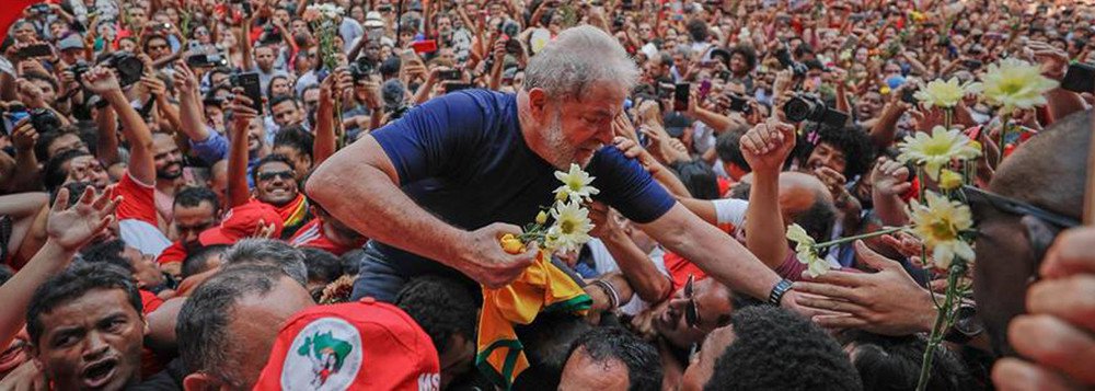Reconquistar a democracia passa necessariamente pela libertação do Lula e eleições para presidente da república. Temos que aproveitar esse momento histórico em que o golpe está fragilizado e a direita se encontra numa sinuca de bico e não sabe o que fazer