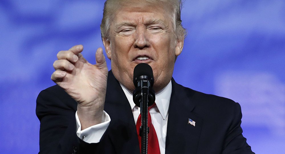 O presidente dos EUA, Donald Trump, ameaçou nesta segunda-feira (18) aplicar tarifas extras de 200 bilhões de dólares sobre produtos chineses