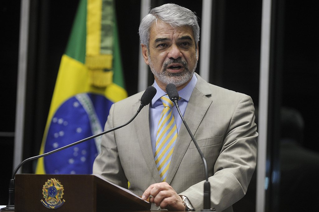 Em referência à pretensão do Congresso de aprovar uma regra pela qual a Petrobras transfere a empresas privadas áreas  do pré-sal, o líder da Oposição do Senado, Humberto Costa (PT-PE), detonou "essa nova tentativa de destruir o País"; segundo ele, "é uma medida escandalosamente danosa"
