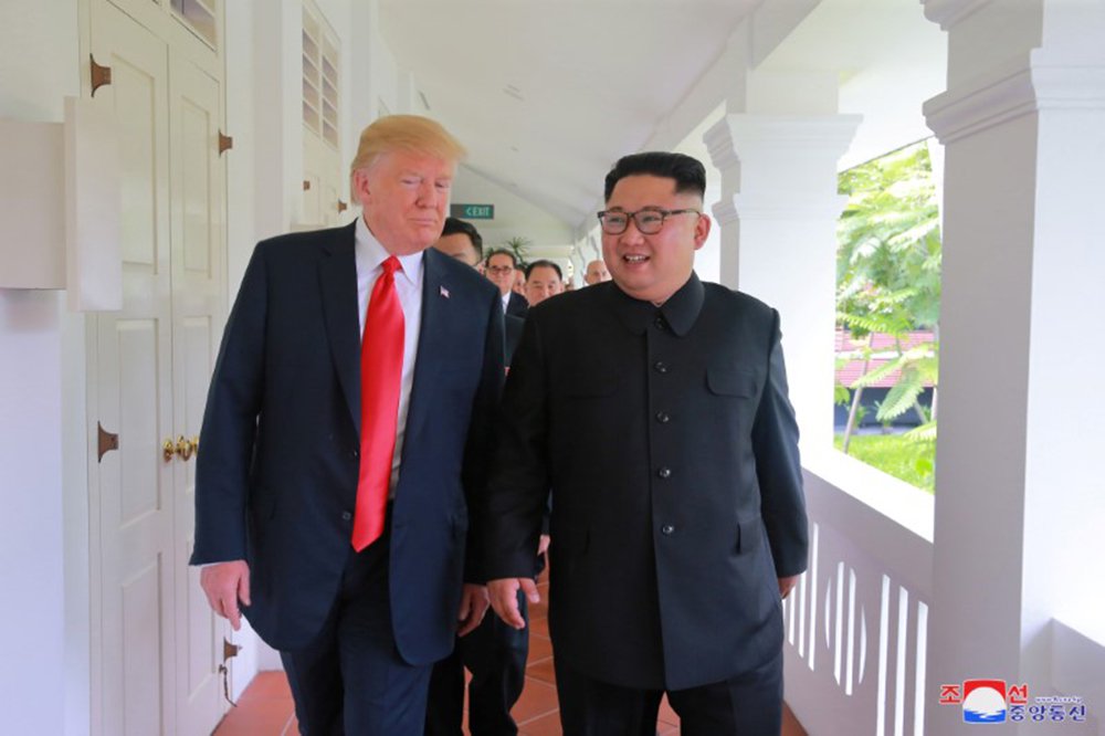 Trump e Kim Jong Un conversam em Cingapura 12/6/2018 KCNA via REUTERS