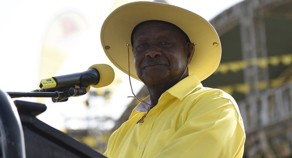 
O presidente de Uganda, Yoweri Museveni, conhecido por suas críticas a "práticas sexuais não tradicionais", impôs proibição do sexo gay consensual em Uganda, colocando em prática uma das mais severas penalidades para o ato no mundo; em seu último discurso, ele criticou as práticas sexuais "promovidas por pessoas de fora", alertando os cidadãos de seu país para não se envolverem nos atos; ele esclareceu sua postura firme sobre a prática "não tradicional" dizendo que a "boca é para comer, não para sexo"
