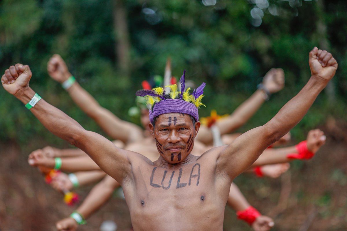 Índios da tribo Kaingang chegaram nesta quarta-feira 2 ao acampamento Lula Livre, em Curitiba, onde fizeram uma cerimônia em homenagem ao ex-presidente; "Hoje o nosso país está doente", declarou liderança indígena; assista