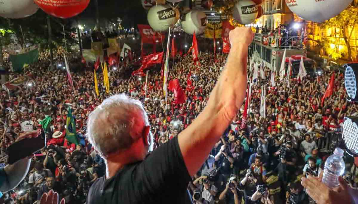 "Ao realizar uma sessão protocolar para simplesmente recusar as contestações [embargos dos embargos declaratórios] da defesa do ex-presidente Lula sem sequer analisar o mérito, o tribunal de exceção da Lava Jato [trf4] deixou a marca de 'batom na cueca'; a marca da farsa jurídica montada para prender Lula", critica o colunista Jeferson Miola; "A monstruosidade do ataque à democracia e ao Estado de Direito, de tão escatológico, facilita a narrativa sobre a escalada fascista no Brasil", diz ele