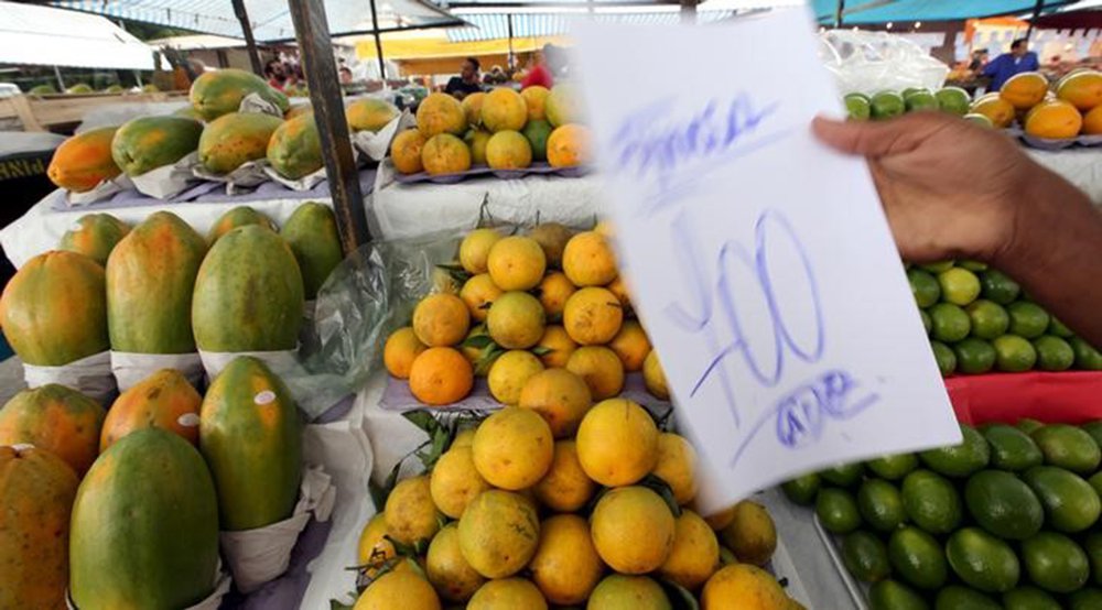 Barraca de frutas em feira de rua de São Paulo 09/12/2015 REUTERS/Paulo Whitaker