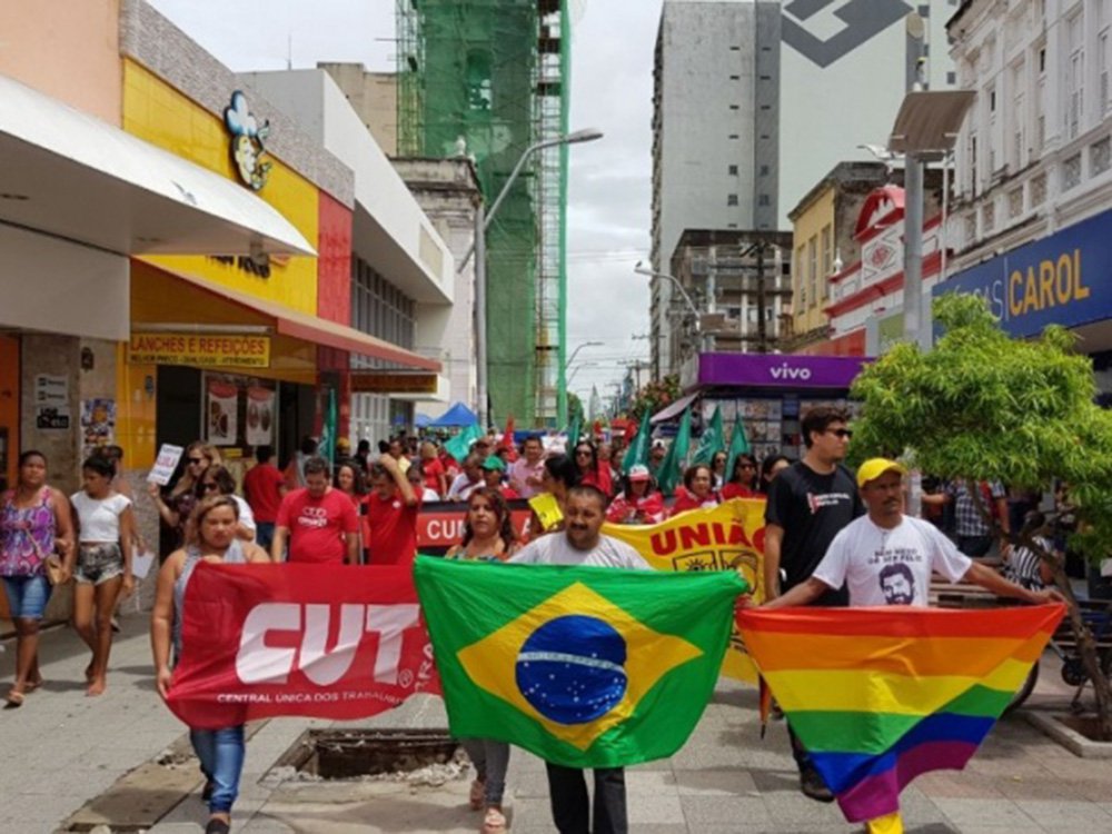 Apoiadores do ex-presidente Lula fizeram um ato seguido de caminhada com panfletagem, no Centro de Maceió; lideranças do movimento planejam realizar atividade semelhante no interior de Alagoas; objetivo é esclarecer tanto à população em geral quanto aos trabalhadores das lojas sobre a situação política do Brasil