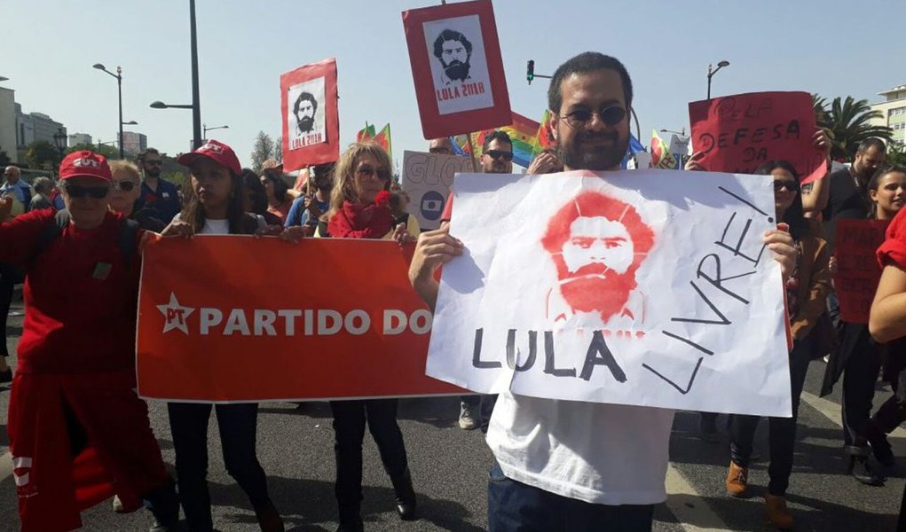 Na tradicional marcha de 25 de abril, que marca o aniversário da revolução que pôs fim ao regime salazarista em Portugal, manifestantes ergueram faixas pedindo "Lula livre" e lembraram do assassinato político da vereadora brasileira Marielle Franco