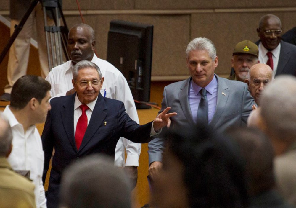 Raúl Castro e Miguel Díaz-Canel durante sessão da Assembleia Nacional cubana, em Havana 18/04/2018 Irene Perez/Cortesia de Cubadebate/Divulgação via Reuters