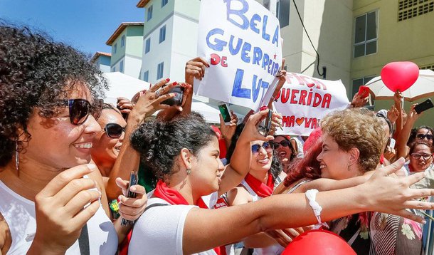 "A menos que o senador Aécio Neves atenda aos pedidos de seu colega Antônio Anastasia, não entrando na chapa majoritária que concorrerá ao governo do Estado, na condição de candidato à reeleição ao Senado, e o país poderá assistir em outubro, os mineiros de maneira privilegiada, à reedição do embate Dilma Rousseff versus Aécio Neves, como ocorreu em 2014, com vitória de Dilma, numa eleição em que o derrotado não a reconheceu, a despeito de haver cumprimentado a vitoriosa na noite daquele domingo que depois se revelou fatídico", afirma o jornalista e colunista do 247 em Minas Carlos Lindenberg 