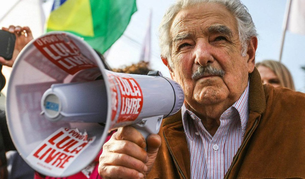 Antes de visitar o ex-presidente Lula na prisão, o ex-presidente do Uruguai Jose Pepe Mujica fez um breve discurso à militância em frente à Polícia Federal em Curitiba; Mujica disse que veio visitar seu companheiro de luta; "Adiante, companheiros, Lula somos todos. Todos os que têm problema na imensidão da América Latina, não se esqueçam”, disse; assista sua fala