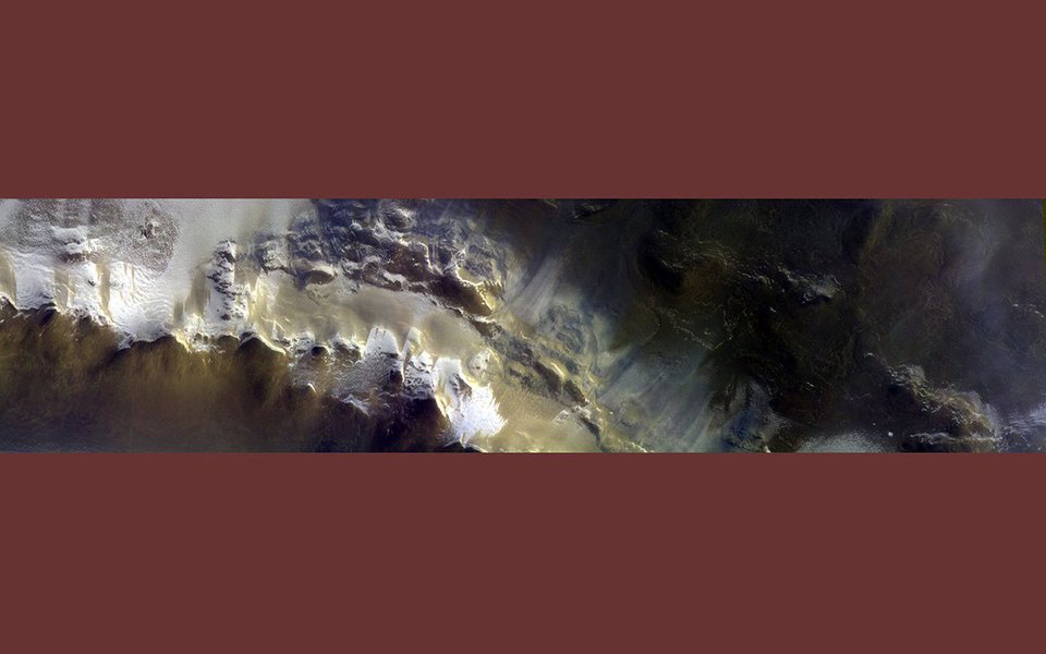 O super avançado equipamento fotográfico de alta resolução da sonda ExoMars, em órbita ao redor de Marte, acaba de mandar sua primeira foto. Ela é simplesmente sensacional: revela enormes depósitos de gelo nas bordas da cratera Korolev, no hemisfério norte. E confirma que água, embora congelada, é abundante no planeta vizinho. Na foto de abertura, detalhe da imagem tirada pelo equipamento CaSSIS da sonda ExoMars