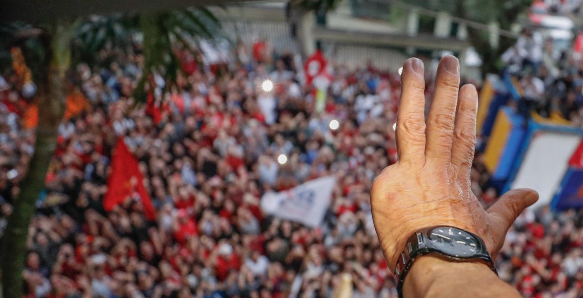 O jornalista Mauro Lopes compara a manchete dada pela Folha de S.Paulo e a íntegra da pesquisa do Instituto Datafolha, que "busca manter um mínimo de credibilidade", segundo ele, e destaca os pontos mais importantes do levantamento: Lula tem o dobro de Geraldo Alckmin em São Paulo; a rejeição ao ex-presidente despencou para 36% (em 2016, chegou a 57% e, em dezembro passado, estava em 39%); o poder de transferência de Lula é enorme: 46% dos eleitores admitem votar num candidato indicado por ele