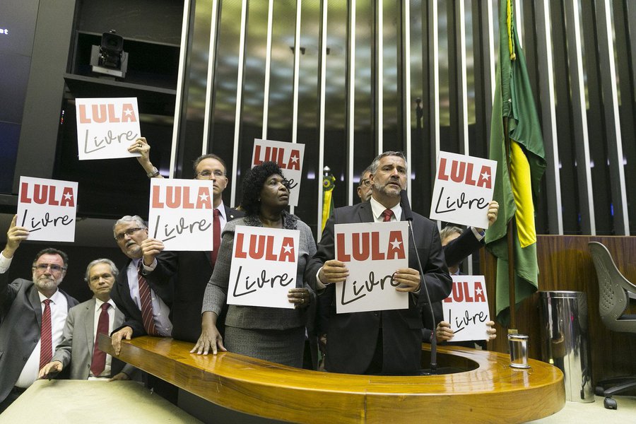 Líder do PT na Câmara, o deputado federal Paulo Pimenta usou a tribuna nesta quarta-feira (11) para rebater as acusações contra o ex-Presidente Lula. “Vocês que apontam o dedo para Lula ficaram milionários depois que entraram para a política e não têm 10% da honestidade do ex-Presidente”, disparou Pimenta; ele lembrou que a direita não tem candidato competitivo para enfrentar Lula e essa é a razão do desespero. “Quem é o candidato de vocês? Lula vai ser candidato e vocês vão perder pela quinta vez consecutiva”, prevê o parlamentar
