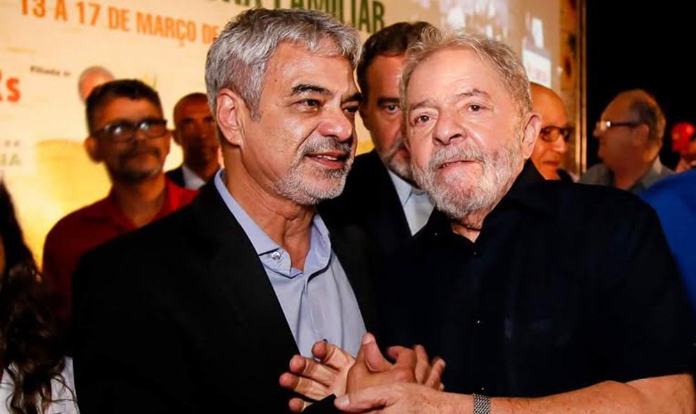 Após visitar Lula e avaliar as condições de carceragem na superintendência da PF em Curitiba, na tarde desta terça-feira (17), o líder da Oposição no Senado, Humberto Costa (PT-PE), declarou que, apesar de estar indignado com a prisão injusta e sem provas, o ex-presidente segue animado, forte, lúcido e sereno; "Lula passa o dia inteiro sem poder receber ninguém, só advogados. Nossa luta é para que ele tenha direito de receber os amigos com mais assiduidade. Também continuaremos atuando para que o STF tome uma decisão definitiva sobre o julgamento dele", disse