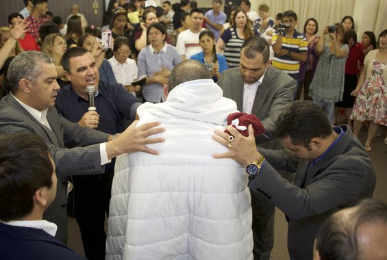 Sim, eles estão crescendo. Nas periferias urbanas das regiões metropolitanas, os evangélicos se disseminaram junto às migrações internas das décadas de 1980 e 1990. Crescem às custas da perda de fiéis da igreja católica, que perde mais de 1% dos seus fiéis anualmente e em 10 ou 15 anos deixará de representar a maioria dos cristãos brasileiros