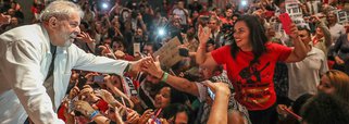 Por quarenta anos, Lula vem revirando esse país; mobilizando, lançando questões, educando para uma política absolutamente distinta em toda a história brasileira. Lula e seu PT, entre erros, acertos e avanços, fizeram o que poucas vezes se fez por aqui: "meteram a mão no vespeiro!"
 
 
 