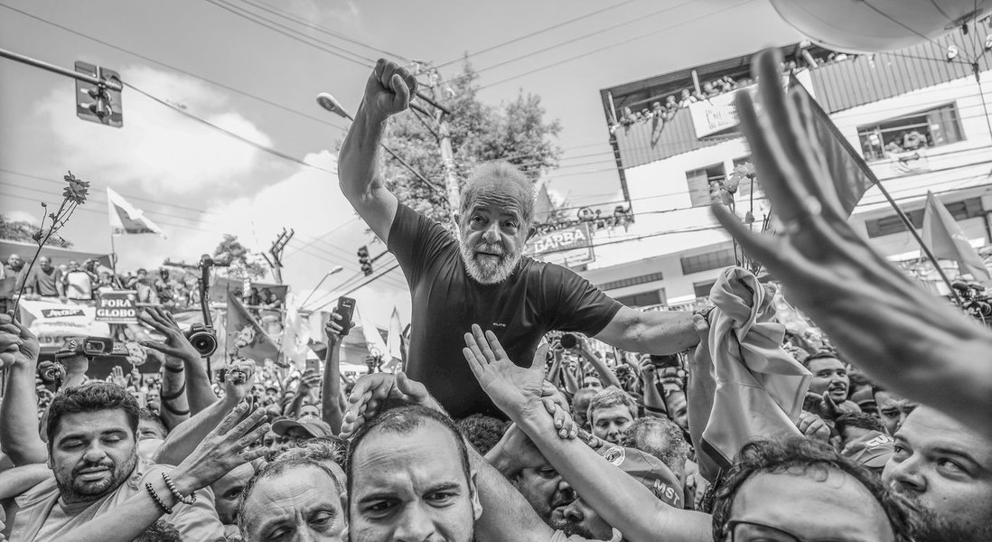 "Como vimos hoje - nos braços do povo - Lula está em plena forma e mais firme do que nunca. E há milhões de brasileiros e brasileiras espalhados neste país, indignados com o autoritarismo, com o uso político do Poder Judiciário e com todas as violações que foram cometidas contra Lula, que estão com mais disposição de lutar e defender as ideias do nosso Presidente", diz o deputado Paulo Pimenta (PT-RS); "A fome não foi capaz de intimidar Lula. A ditadura não conseguiu deter Lula. A Globo, Moro e a Lava Jato também não conseguirão macular a história de Lula até aqui, e impedi-lo de cumprir seu destino"
