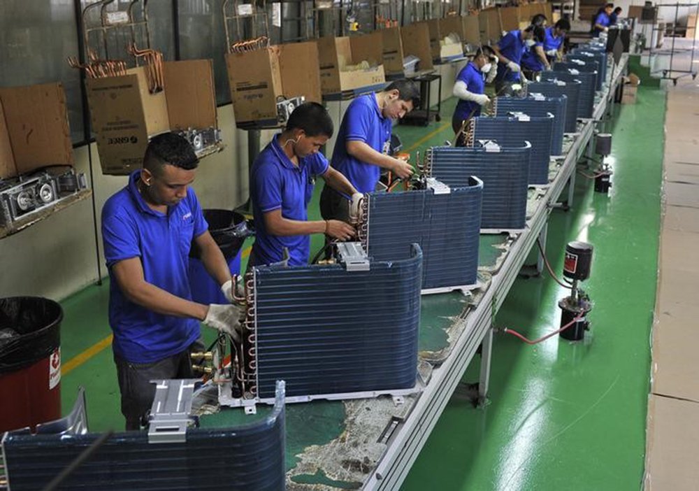 Linha de montagem de fábrica da marca chinesa Gree em Manaus 24/06/2014 REUTERS/Jianan Yu