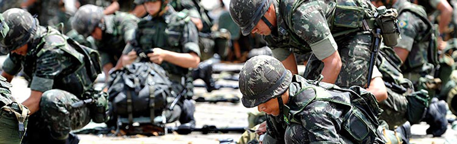 Agora como farsa, mas uma farsa cruel, a história está se repetindo à frente de nossos olhos, com seu cortejo de apodrecidos meios de comunicação, militares ansiosos por dar alguma função a seu treinamento, e justamente contra o povo que os arma e lhes paga, juízes ansiosos para estar do lado vencedor e pessoas comuns, aquelas “de bem”, apoiando o “retorno imediato à ordem”