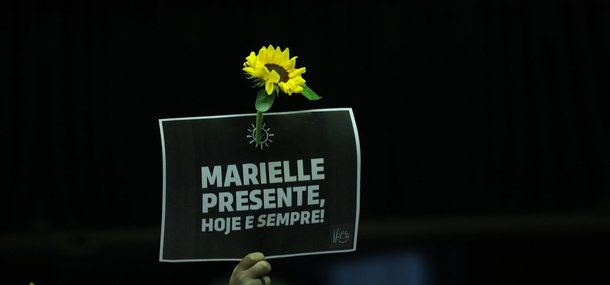 "O assassinato da vereadora carioca Marielle Franco, do PSOL, ontem, em pleno centro do Rio de Janeiro, uma cidade ocupada por tropas federais não é de hoje, e agora sob intervenção da União na área da Segurança Pública, é um tapa na cara do governo federal e, por extensão, das Forças Armadas", avalia o colunista do 247 Carlos Lindenberg; "É a completa desmoralização do ato de intervenção, um pé na bunda de quem a inspirou, o protegido de Michel Temer, Moreira Franco, ministro apenas para ter a proteção do foro privilegiado e que usou criminosamente o Exército nesse ato de força com motivação eleitoreira", diz ele