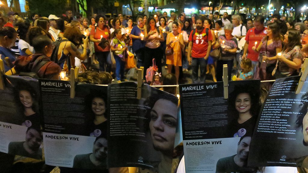 Rio de Janeiro - O ato Luzes para Marielle e Anderson reúne pessoas segurando velas e lanternas em memória de ambos (Vladimir Platonow/Agência Brasil)