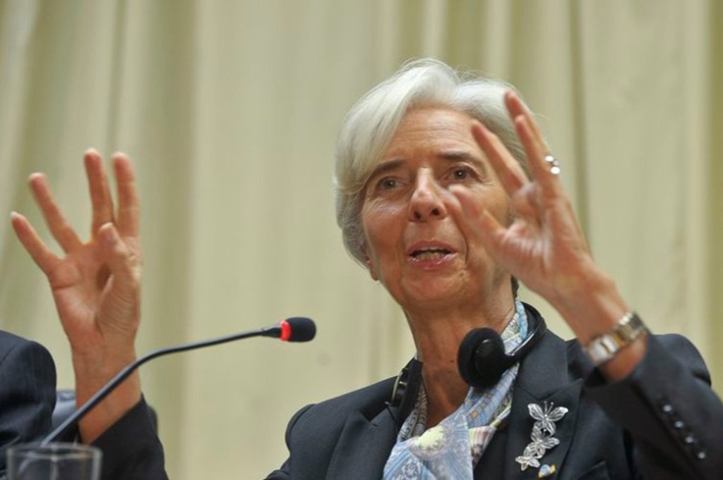 A diretora gerente do Fundo Monetário Internacional (FMI), Christine Lagarde, afirmou que, dado o ônus da dívida no país, "é tempo de fazer uma consolidação fiscal inteligente, gradual ao longo do tempo"; segundo ela, o crescimento "é provável consequência de algumas das reformas-chave que foram levadas adiante, mas não todas ainda, ainda há mais por vir"