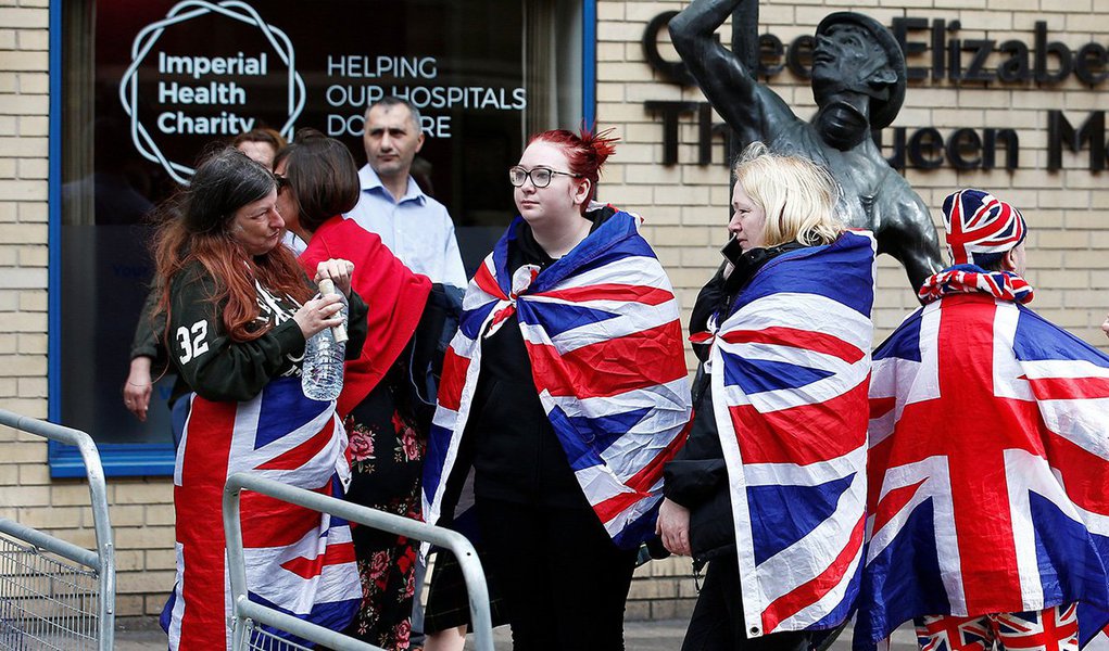 Simpatizantes da Família Real britânica aguardam do lado de fora do hospital de St Mary, em Londres 23/04/2018 REUTERS/Henry Nicholls