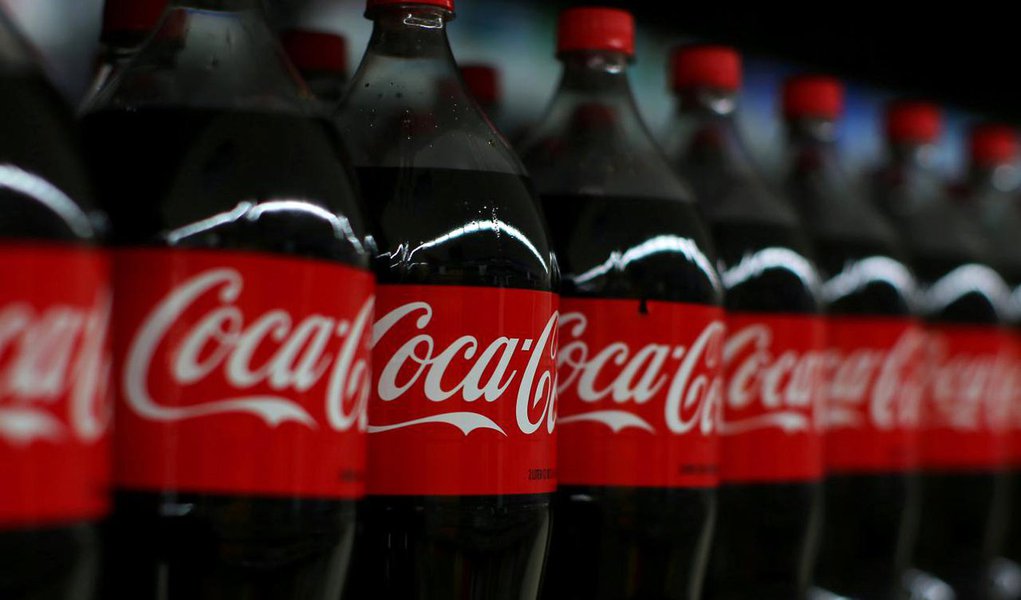 Pela primeira vez, em seus 125 anos de atividade, a Coca-Cola irá produzir bebida alcoólica; empresa pretende entrar no mercado de japonês de "chu-chi!, bebidas aromatizadas enlatadas feitas a partir do shochu, um destilado japonês, com teor alcoólico variável entre 3% e 8%