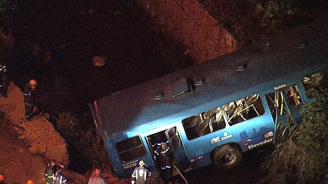 G1 - Ônibus que caiu em barranco no RS estava acima da velocidade permitida  - notícias em Rio Grande do Sul