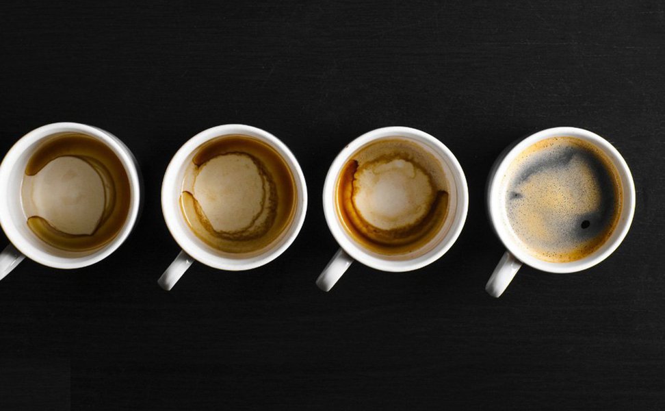 A cafeína, alcaloide extraído do café, é a substância psicoativa mais consumida do mundo. Ela é perigosa para a saúde? Faz mal? Ou é benéfica e faz bem? A ciência dá o seu veredito a respeito dessa bebida-símbolo do nosso país. E a matéria explica como ela age no nosso cérebro.
