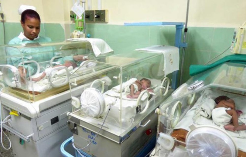Os cubanos alcançaram a mais baixa taxa de mortalidade infantil da história em 2017. Segundo dados divulgados da Direção de Registros Médicos e Estatísticos de Saúde do país, o índice do último ano foi de 4 por cada 1 mil nascidos vivos. Nos últimos dez anos, o número tinha se mantido em 5; “Foram 114.980 nascimentos, 1.892 menos que em 2016 e 465 mortes de bebês menores de 1 ano – 32 menos que em 2016 – é o menor número de mortes registrado até hoje”, disse o órgão; No Brasil, segundo o IBGE, em 2015, a taxa de mortalidade infantil brasileira (até 1 ano de idade) era de 13,8 para cada 1 mil nascidos vivos