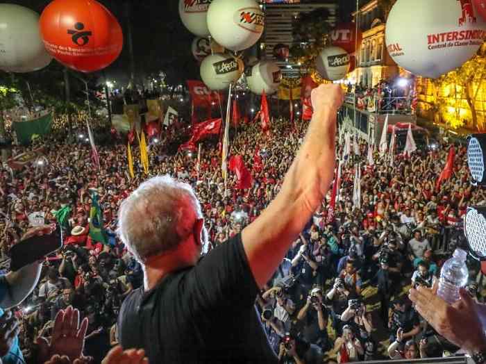 Se todo poder emana do povo, e se Lula é o político que mais representa o povo, então a vontade popular determina que Lula ocupe uma escala hierárquica infinitamente superior a de qualquer juiz