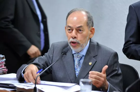 Fim da escala 6x1 ganha força no Congresso e pressão popular pode acelerar aprovação, diz Inácio Arruda