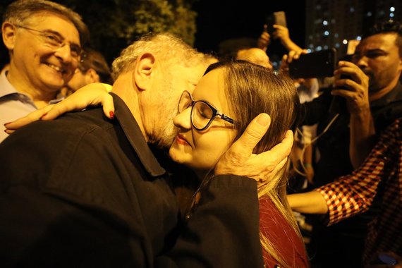 vamos lá, Luiz Inácio, junto à rapaziada, está na hora da virada. vamos dar o troco! botar lenha nesse fogo, virar esse jogo que é jogo de carta marcada. vamos à luta sem medo que é hora do tudo ou nada. o Brasil está doente. o remédio é eleição. e a cura é O Lula. eleição sem Lula é fraude. e eleição sem fraude, sem dúvidas, é Lula