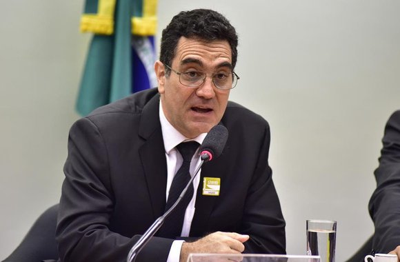 Um procurador do estado de São Paulo, coincidentemente (ou não), é o líder fundador do Movimento Escola Sem Partido. Falamos aqui de sua excelência, o Dr. Miguel Nagib. O procurador Nagib conta-nos sua saga de defensor das criancinhas ameaçadas pelos poderes do mal, representados pelos inescrupulosos professores